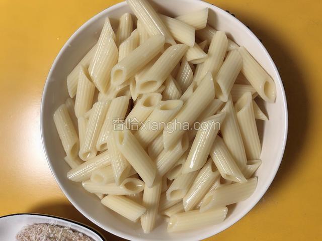 通心粉煮熟，中小火煮8-10分钟。