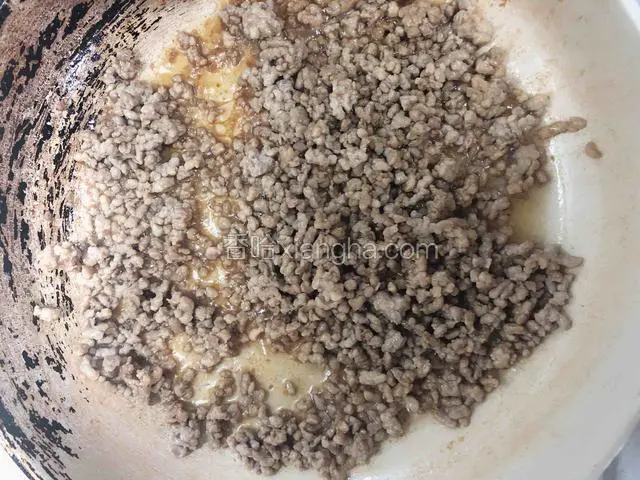 花生油或橄榄油炒肉末，放入花椒、料酒、生抽、蚝油、盐调味道。