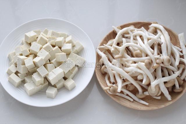 将豆腐切成小方块，蟹味菇剪去根部洗净沥水备用。