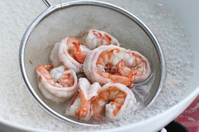 锅中烧开水，放入大虾烫至变色立即捞出备用，不要时间太长，以免虾的口感变老。