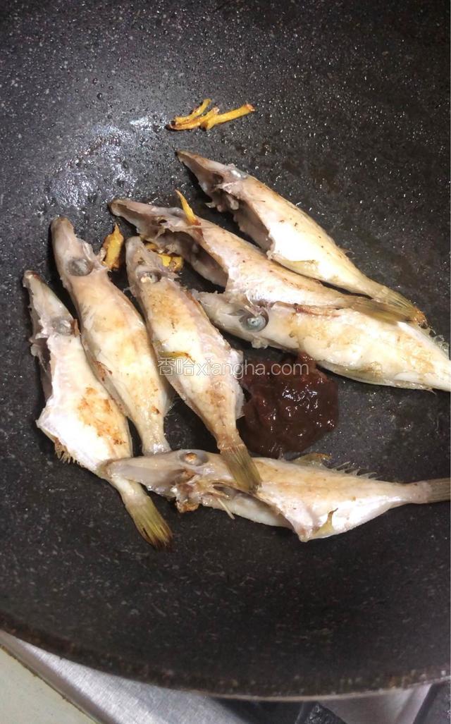 煎至二面金黄后放入黄豆酱。