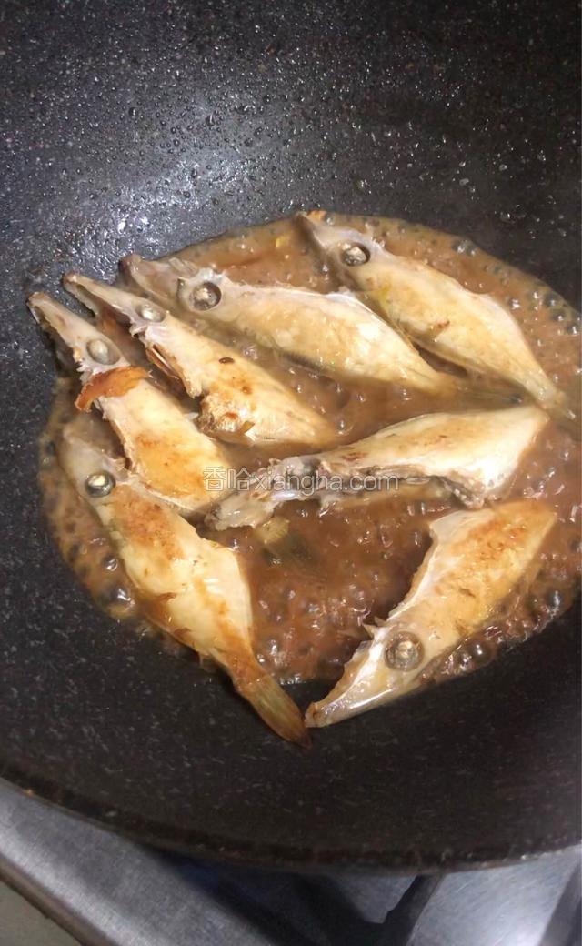放水没过鱼。焖至收汁
