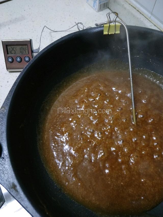 配好温度计，除坚果外，全放入不粘锅中，小火一直不停地搅拌，使受热均匀免得糊底。这是十分钟后状态。