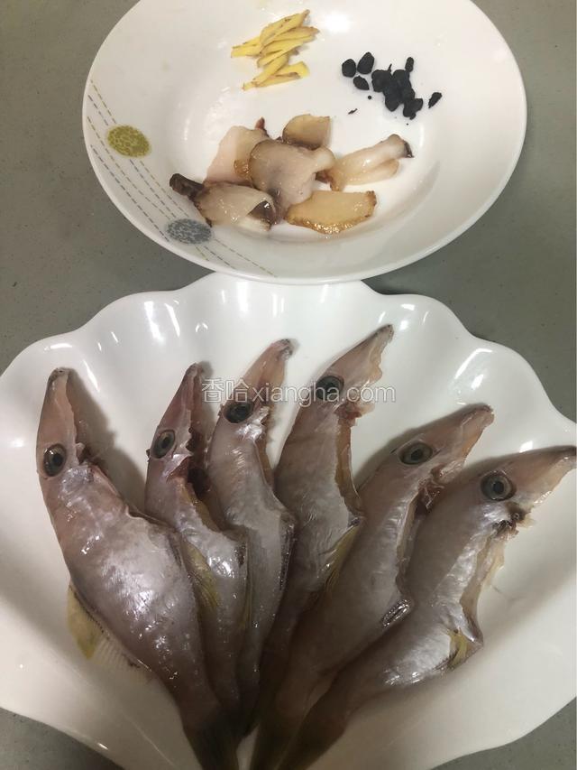 材料如下，鱼洗净用盐，酒腌一下。