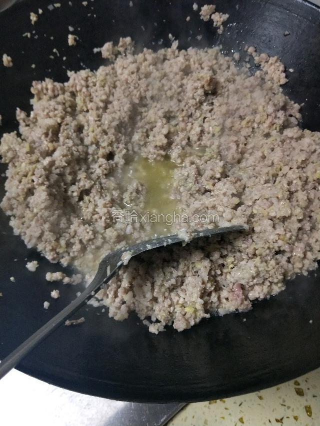 锅里加油，姜末，倒入肉炒一下 加料酒，白胡椒粉，盐