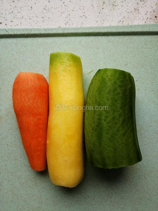 萝卜洗净去皮。