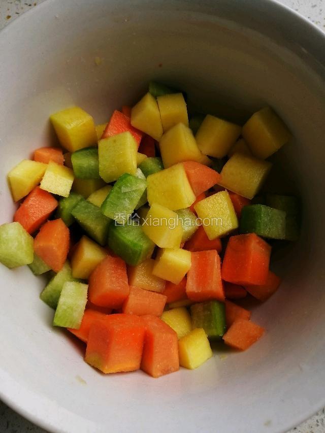 切好的萝卜里加入半勺盐和半勺白糖，反复抓匀后腌制半小时，然后用凉开水冲洗干净。