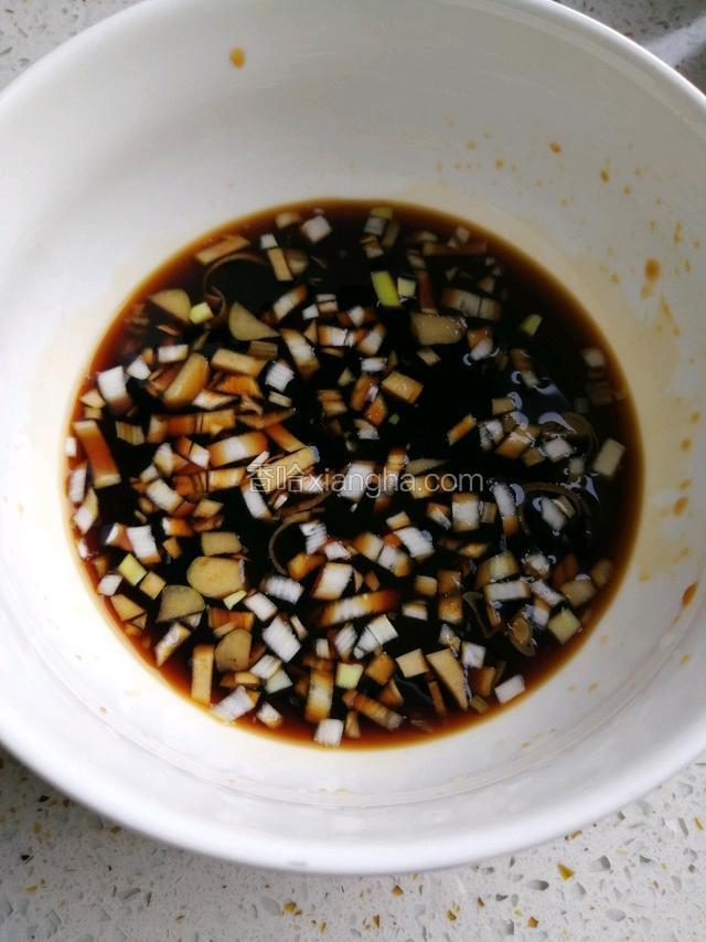 三勺生抽、一勺蚝油、一勺蒸鱼豉油、半勺白糖、半勺香醋、三勺凉开水、几滴芝麻香油，搅拌均匀，加入切成碎末的小葱葱白，拌匀，做成调味汁。