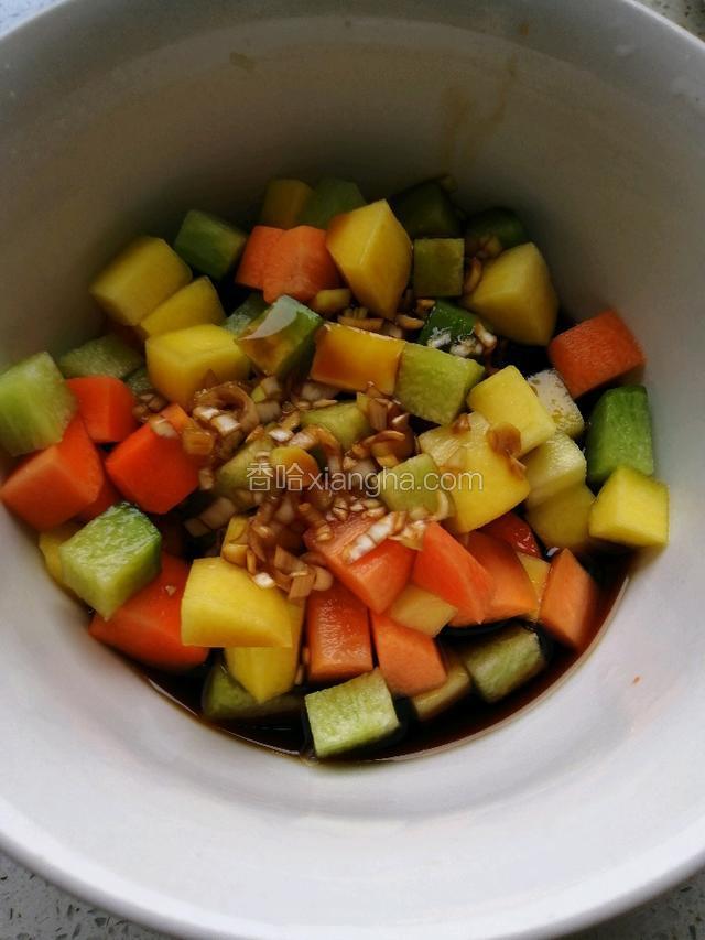 将调味汁和萝卜丁拌匀即可。