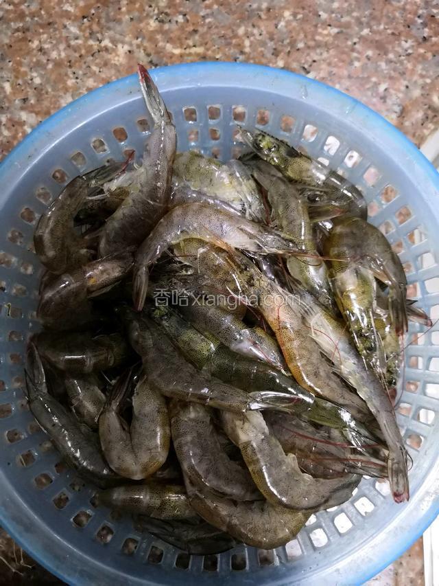 虾去虾脑、虾线，洗净，沥干水