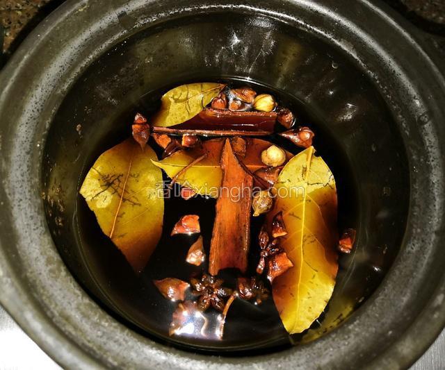 在锅中倒入一碗水，加入半碗酱油，开火加入香料，也可不加香料。水开后加入一小勺白糖，滚五分钟后关火，晾凉。