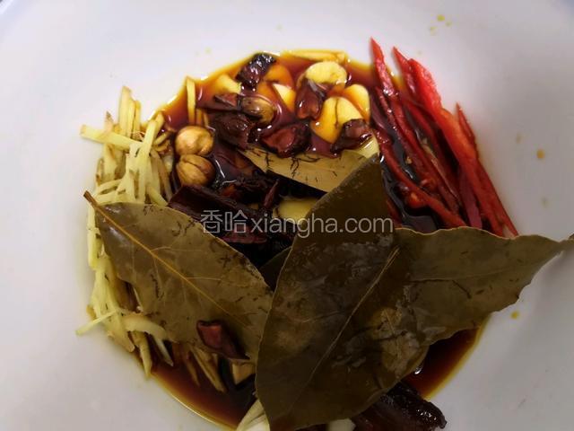 步骤4所做卤汁晾凉后，倒入步骤三的碗中。