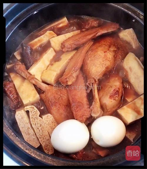 将食物移至砂锅中小火炖,再加入一些香干,鸡蛋一起卤制.