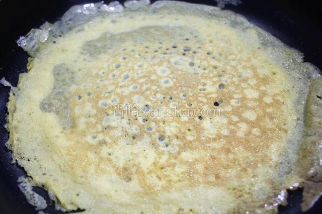 鸡蛋打发后加入盐和白胡椒，打好的蛋液倒入预热的不粘锅中摊成薄薄的蛋饼，煎好后切成细细的长条蛋丝作为灯的灯穗。