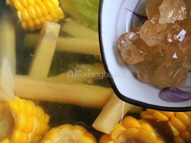 三十分钟后，放入黄冰糖再煮十分钟