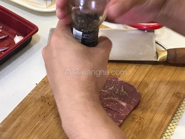 牛肉撒上适量的盐和黑胡椒颗粒，橄榄油均匀涂抹表面，腌制15分钟备用