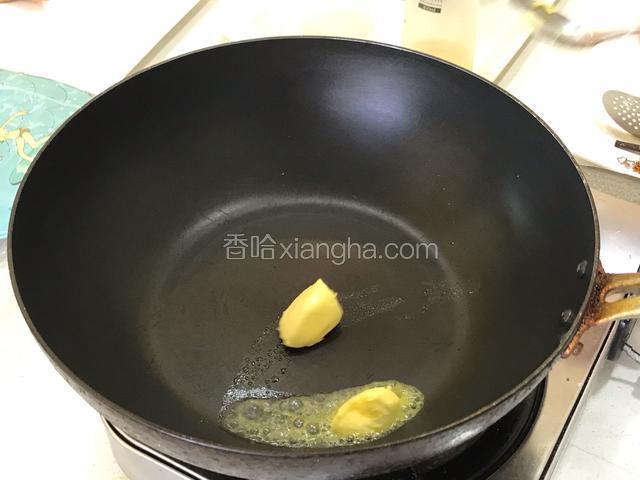 小火开锅，低温融化黄油并加入适量橄榄油