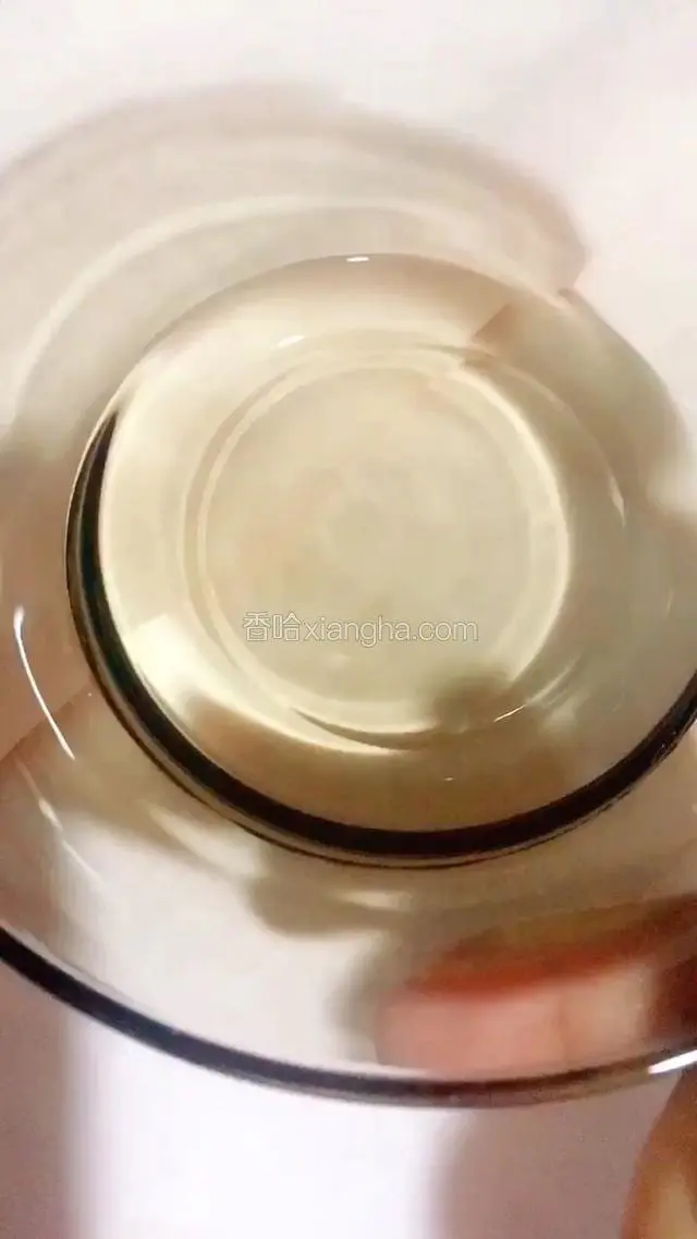 准备一只无水、无油的空碗，碗中加入米饭三分之一的开水，等它凉透
