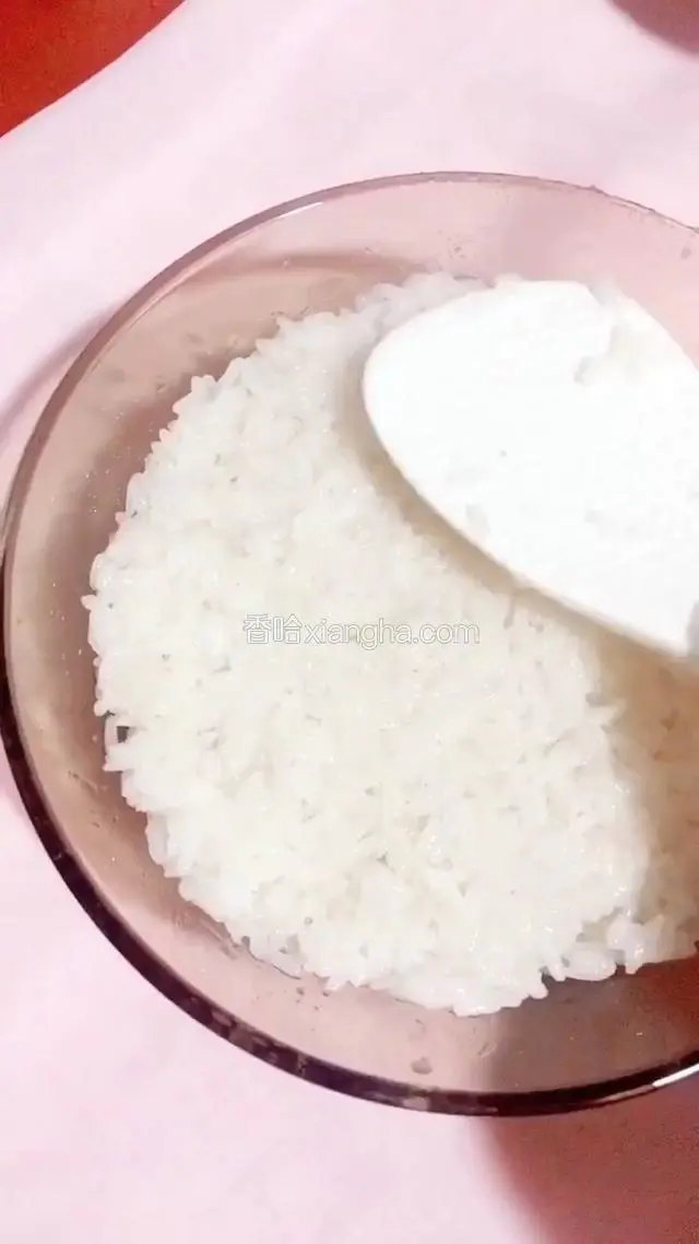将米饭用勺子压平