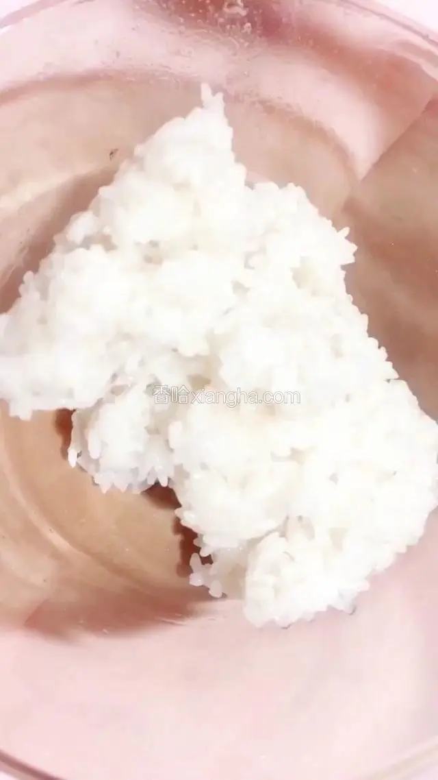 拌匀后的米饭，在装回碗中