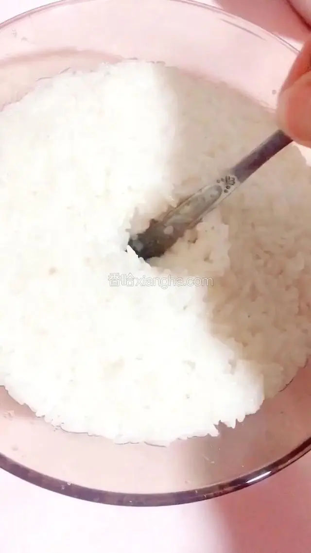 中间用器具挖一个圆形空洞，以便观察酒水
