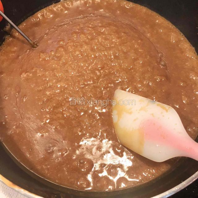 开大火煮沸转小火继续熬煮。