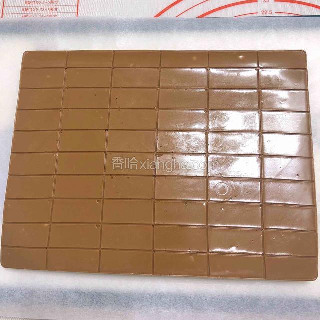 等糖体冷却至70度左右脱模。