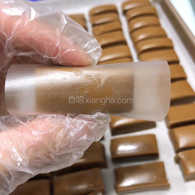 冷却后包上糯米纸