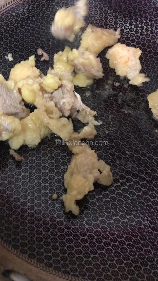 把牛油炒出油（因为腱子肉比较干放点油）