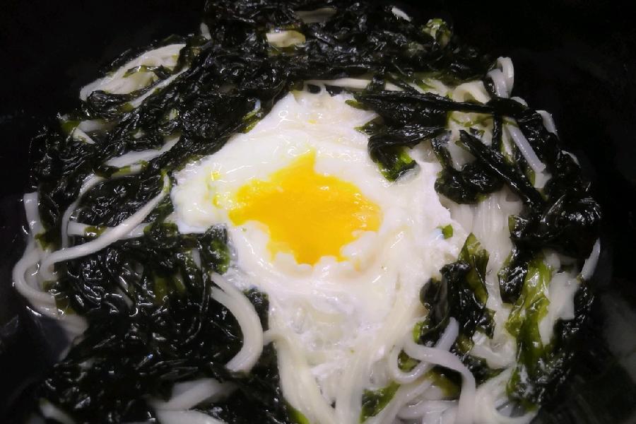 乌云映月（紫菜鸡蛋汤面）
