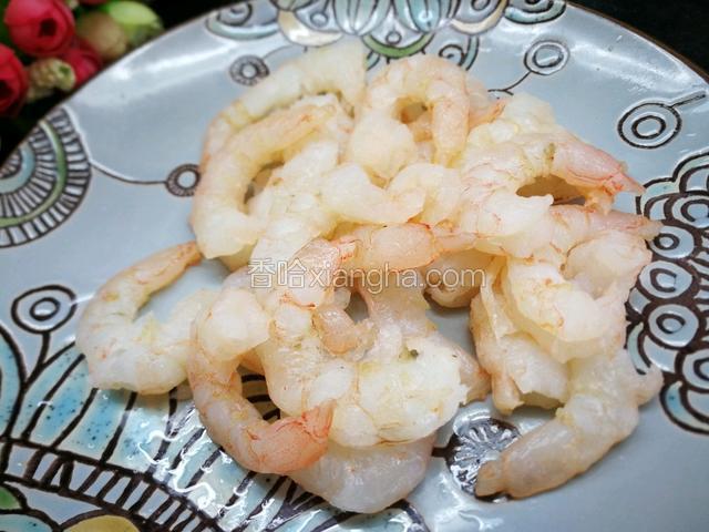 按照石材表的要求备好食材，把大虾去皮，去虾线后洗干净。
