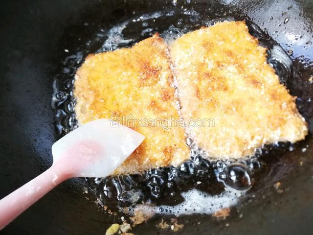 翻面炸至今黄控油出锅。