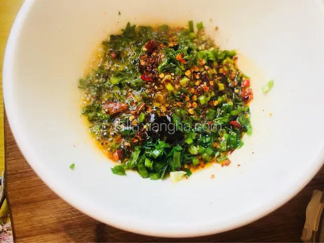 再将少许食用油泼在料碗里