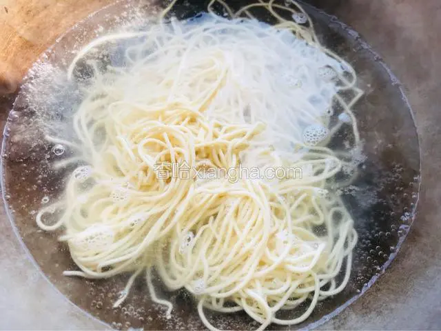 锅里水烧开下面条