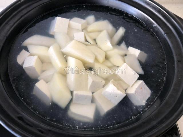 水开下入豆腐块和土豆块。