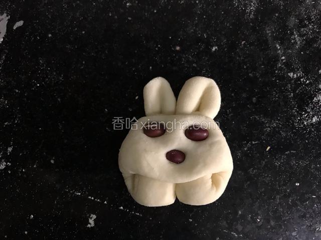 用红豆做出小白兔的眼睛和嘴巴