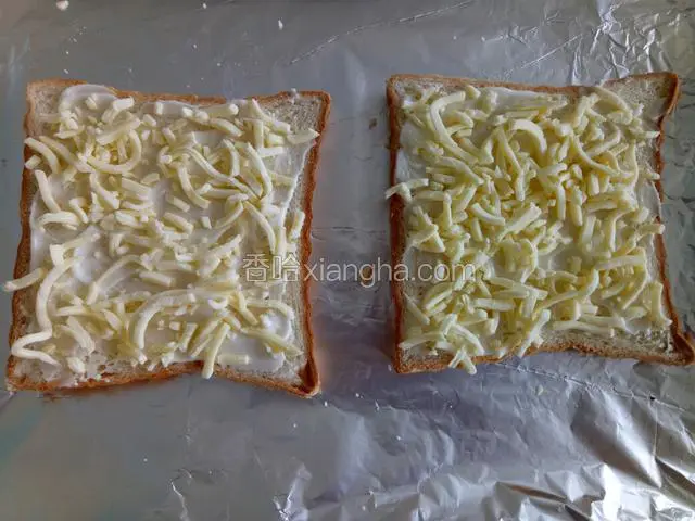 上面撒上马苏里拉奶酪