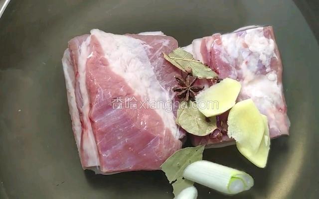 五花肉凉水下锅放入葱姜，八角，花椒，香叶煮九分钟捞出