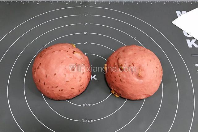 将面团取出排气，均分成两份，接着滚圆，盖好保鲜膜松弛15分钟。