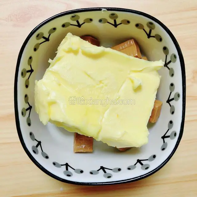 再加入黄油，微波炉里加热60秒。