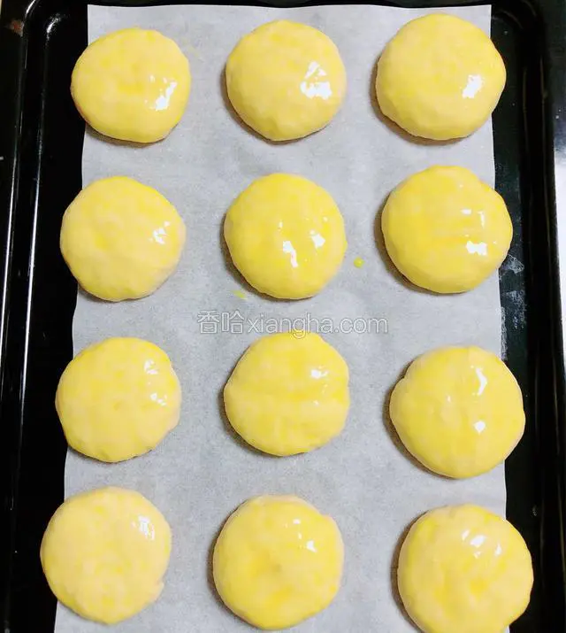 在饼上刷一层蛋液。