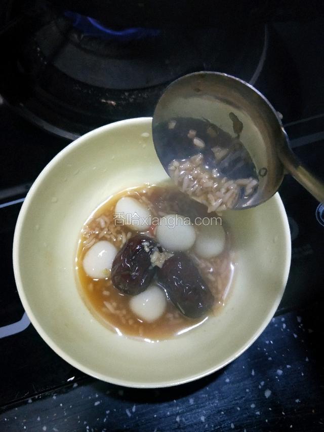 盛入碗里，稍凉一点食用，夏天冰饮虽好，但是经期还是来一碗红枣糯米酒酿补补气血。