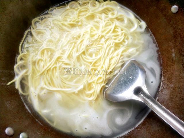 煮一两分钟后再倒适量冷水后至面条煮熟