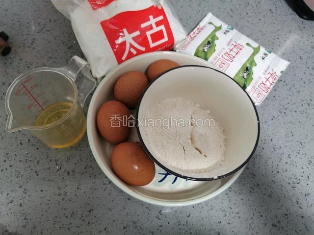 准备饼皮食材：白糖50克，牛奶一包240克，鸡蛋4个，面粉100克，玉米油25克。