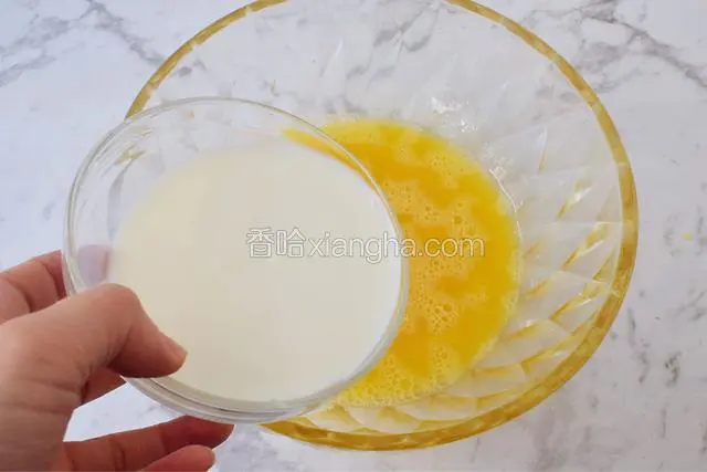 加入牛奶，继续搅拌均匀