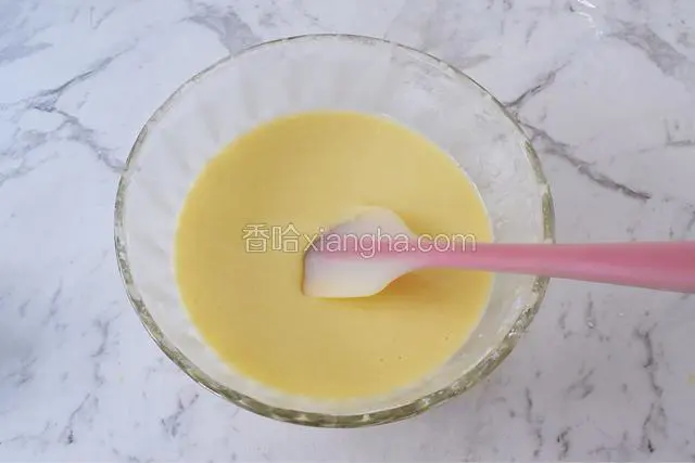 取出冷藏好的面糊，再次拌匀