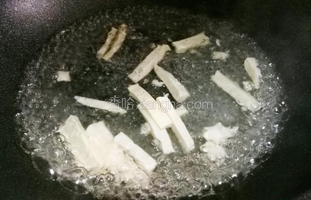 锅中烧开水，加入豆腐煮一分钟。