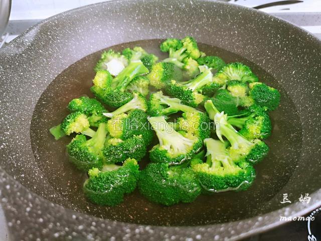 烧开水，锅里加入一勺盐，放入西兰花焯熟，过凉水控干备用。