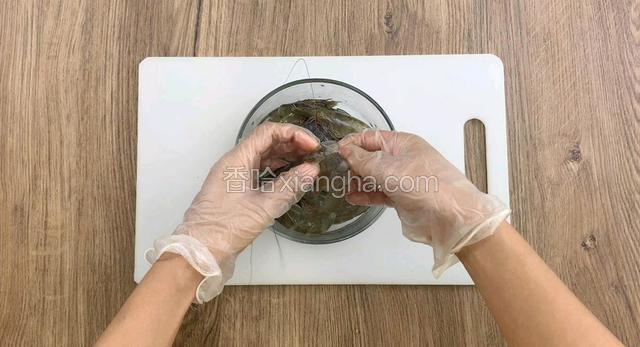 鲜虾去壳，取沙线。