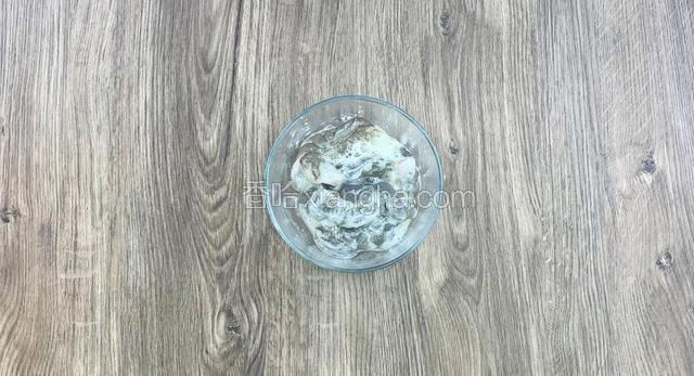 虾仁中加盐、料酒、白胡椒粉腌制5分钟。